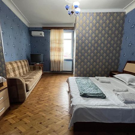 Twins Guest House Батуми Экстерьер фото